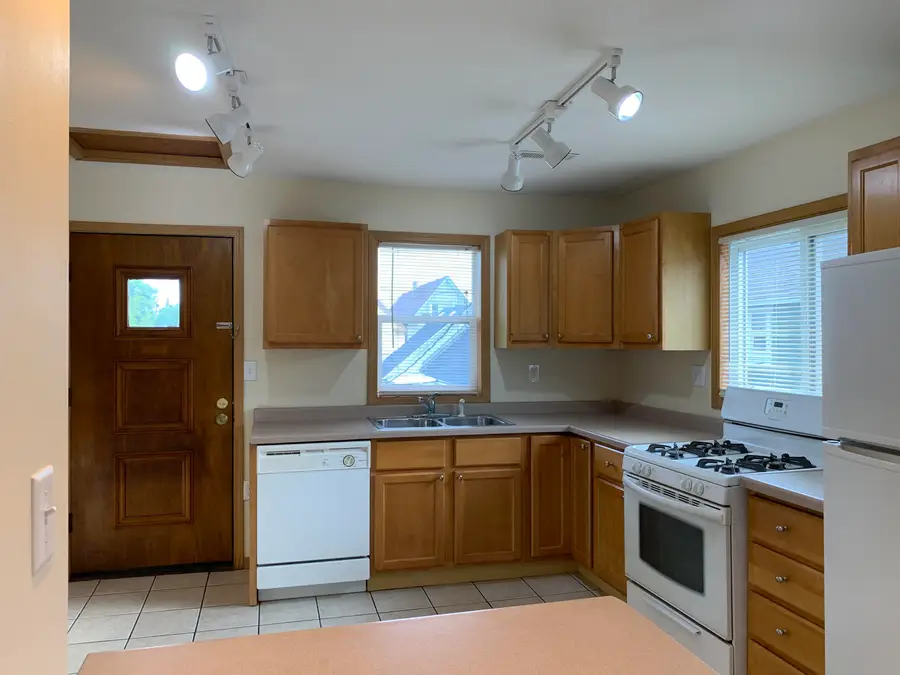 915 W National Ave, Milwaukee, WI 53204 - #3