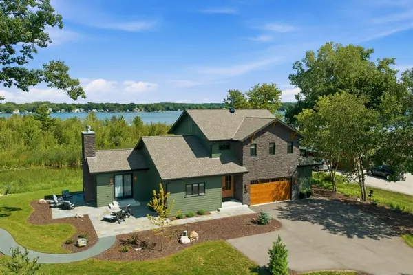 2852 Peninsula Ave, Delafield, WI 53018