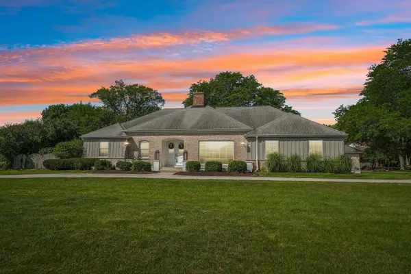 2135 Michelle Dr, Brookfield, WI 53045