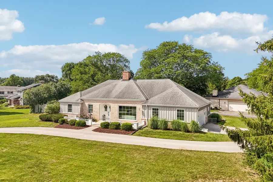 2135 Michelle Dr, Brookfield, WI 53045 - #2