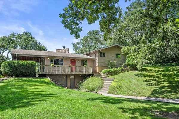 126 E Oak Crest Dr, Wales, WI 53183