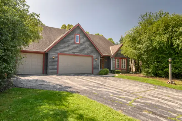 N52W14305 Thornhill Dr, Menomonee Falls, WI 53051