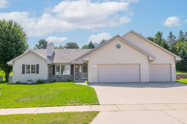 1271 Orchard Cir, Oconomowoc, WI 53066