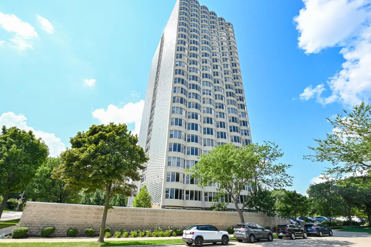 2525 S Shore Dr, Milwaukee, WI 53207 - #1