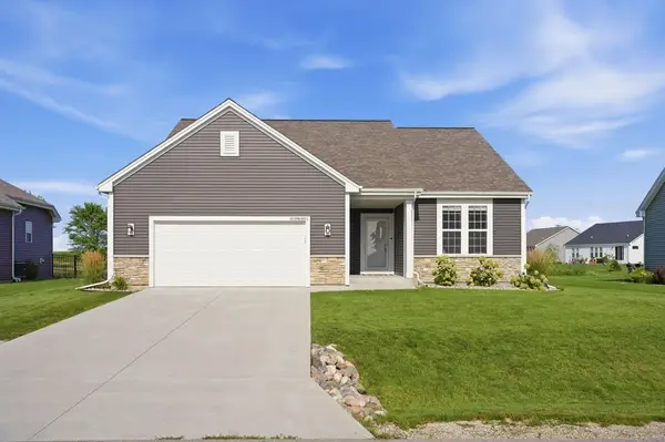 W218N16071 Tiger Lily Dr, Jackson, WI 53037