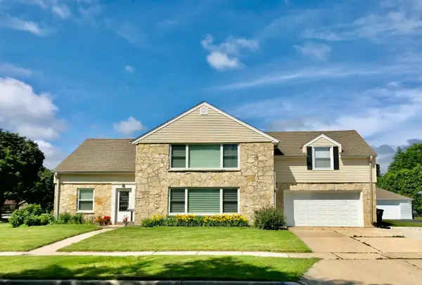 2105 Ludington Ave, Wauwatosa, WI 53226