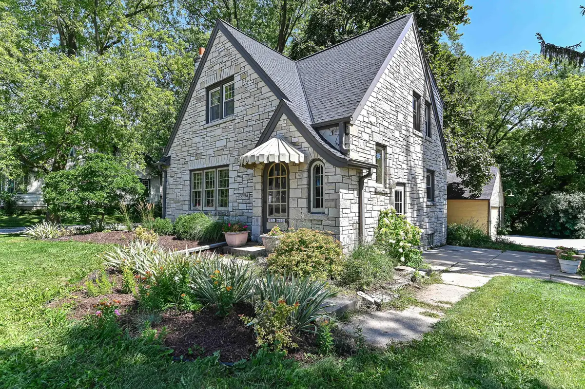 W232N6198 Waukesha Ave, Sussex, WI 53089 - #1