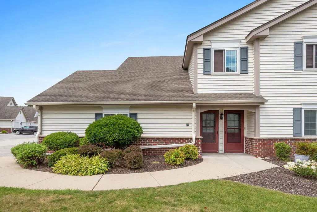 542 Pewaukee Rd, Pewaukee, WI 53072 - #1