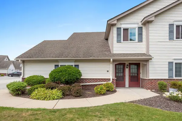 542 Pewaukee Rd, Pewaukee, WI 53072
