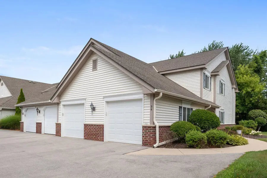 542 Pewaukee Rd, Pewaukee, WI 53072 - #2