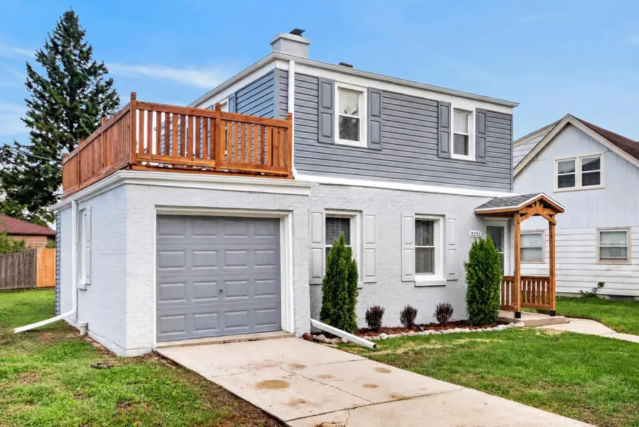 9251 W Swan Cir, Milwaukee, WI 53225 - #2