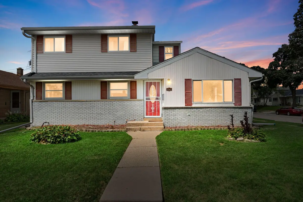 8302 W Courtland Ave, Milwaukee, WI 53218 - #1