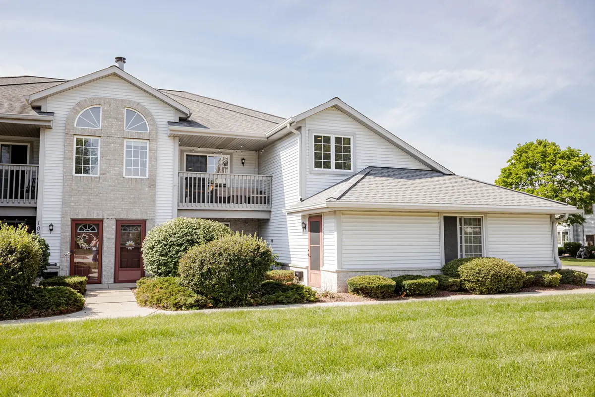 1061 Quinlan Dr, Pewaukee, WI 53072 - #1