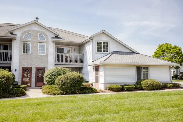 1061 Quinlan Dr, Pewaukee, WI 53072