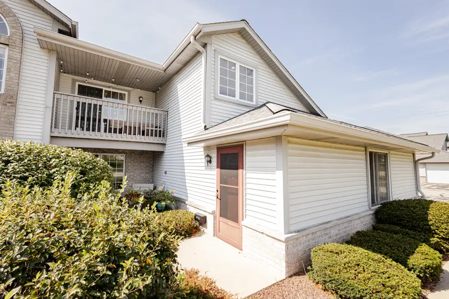 1061 Quinlan Dr, Pewaukee, WI 53072 - #2