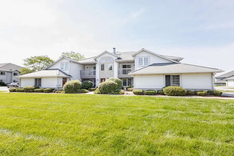 1061 Quinlan Dr, Pewaukee, WI 53072 - #3