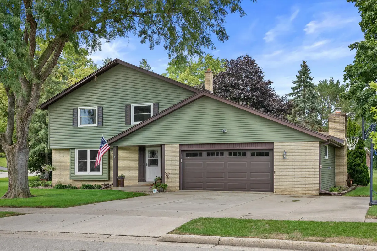 148 Beth Ct, Burlington, WI 53105 - #1