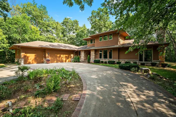 2850 S Amor Dr, New Berlin, WI 53146