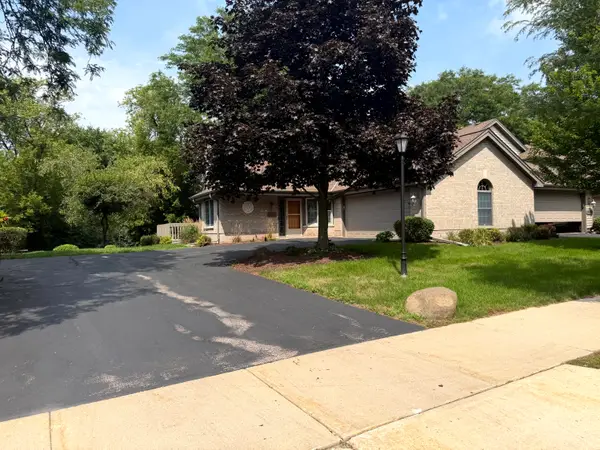 1924 Springbrook Dr N, Waukesha, WI 53186