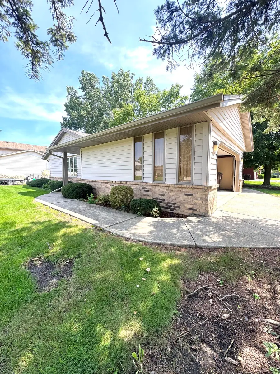 5527 N Meadows Dr, Caledonia, WI 53402 - #2