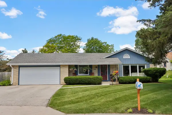 7815 N Chadwick Ct, Glendale, WI 53217