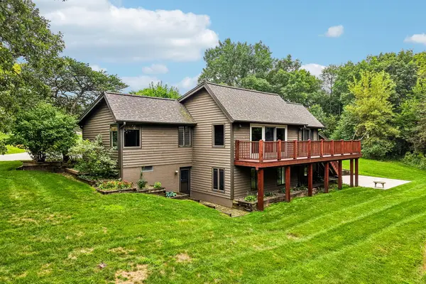 W333S221 Glen Oaks Dr, Delafield, WI 53018