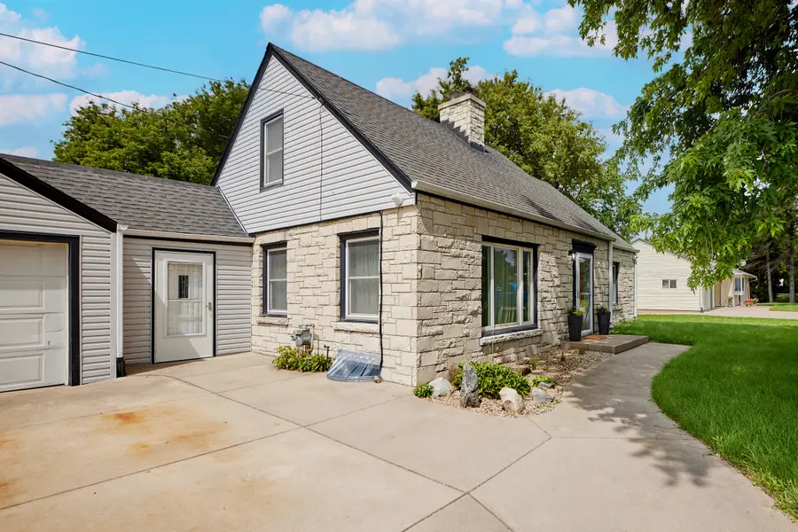 113 N 121st St, Wauwatosa, WI 53226 - #3