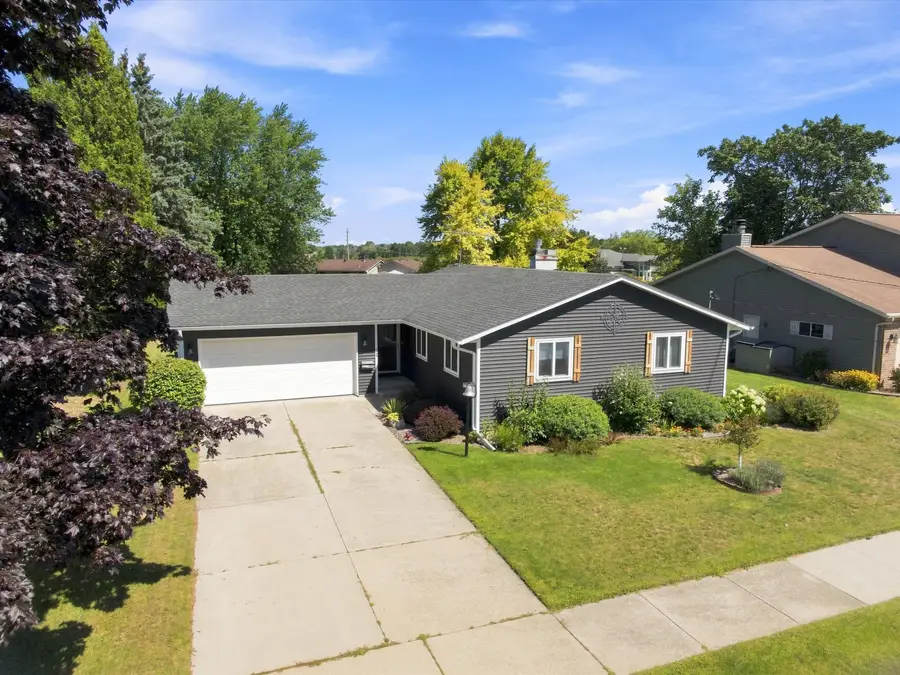1668 Atlanta Cir, Manitowoc, WI 54220 - #2