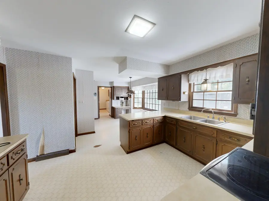 18075 Whippletree Ct, Brookfield, WI 53045 - #3