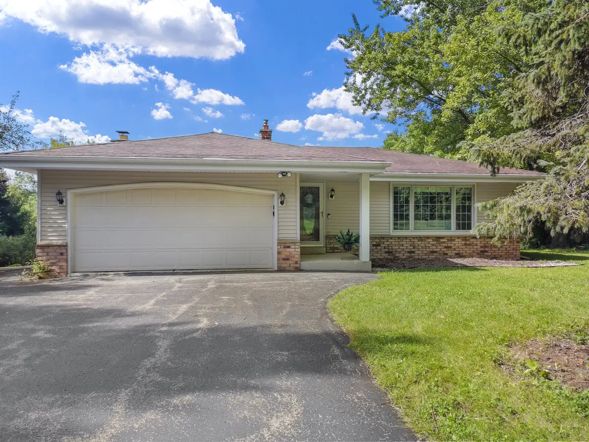 S25W27059 Winnebago Way, Waukesha, WI 53188 - #1
