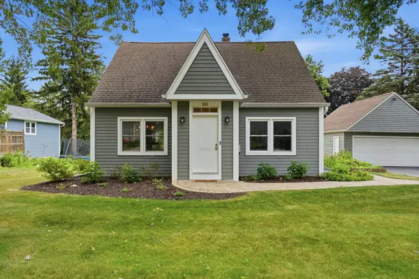 202 S Highland Ave, Thiensville, WI 53092