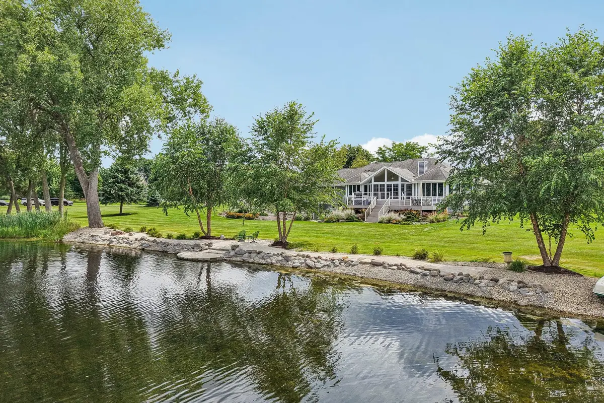 1223 N Laurel Ln, Summit, WI 53066 - #1