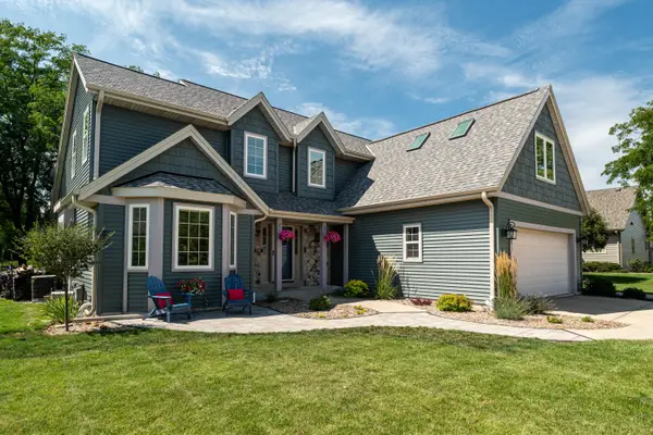1052 Summer Creek Rd, Oconomowoc, WI 53066