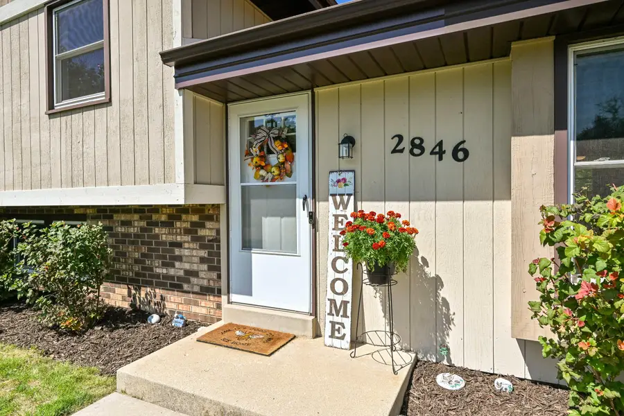 2846 W Briarwood Dr, Franklin, WI 53132 - #2