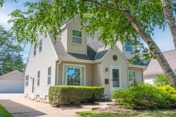 1161 Elm Lawn St, Wauwatosa, WI 53213