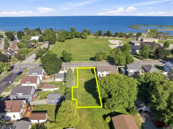 728 N 4th St, Manitowoc, WI 54220