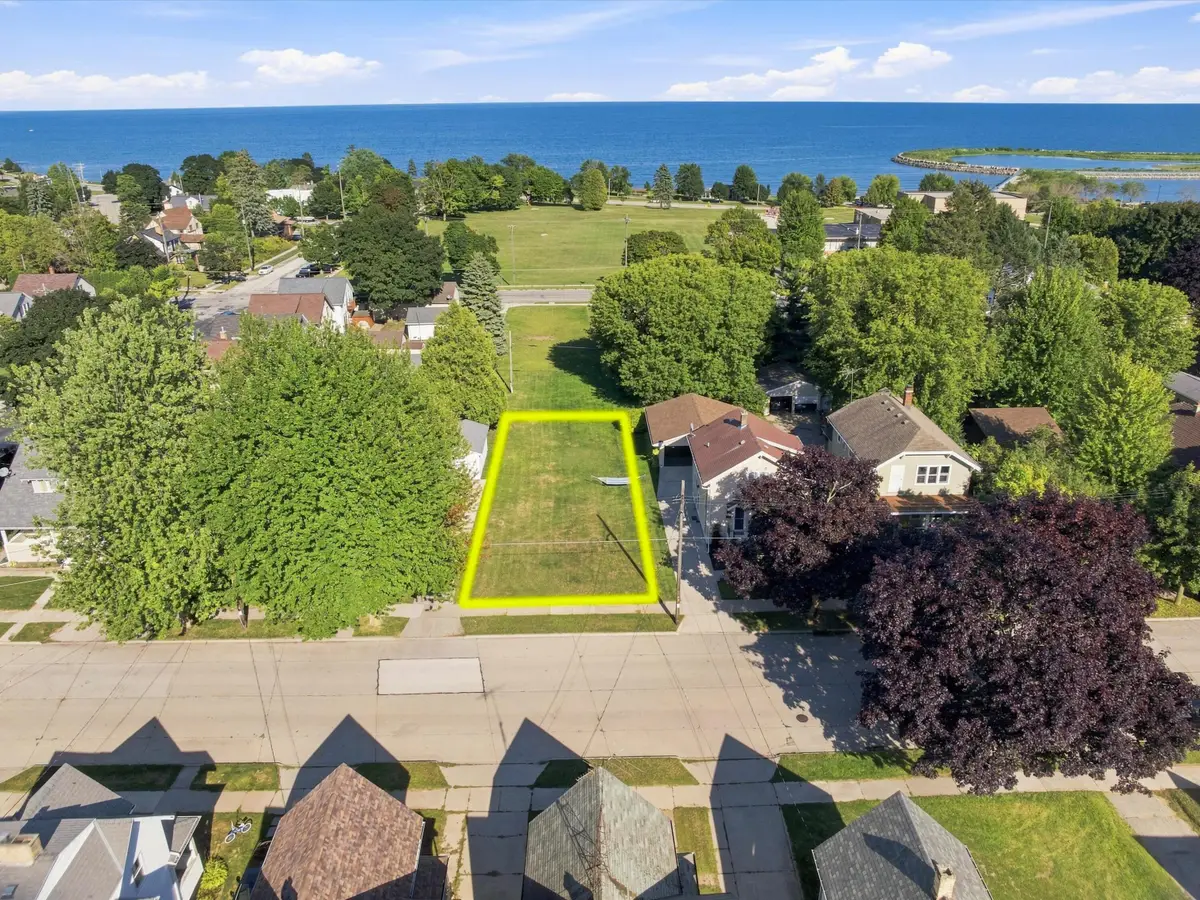 731 N 5th St, Manitowoc, WI 54220 - #1