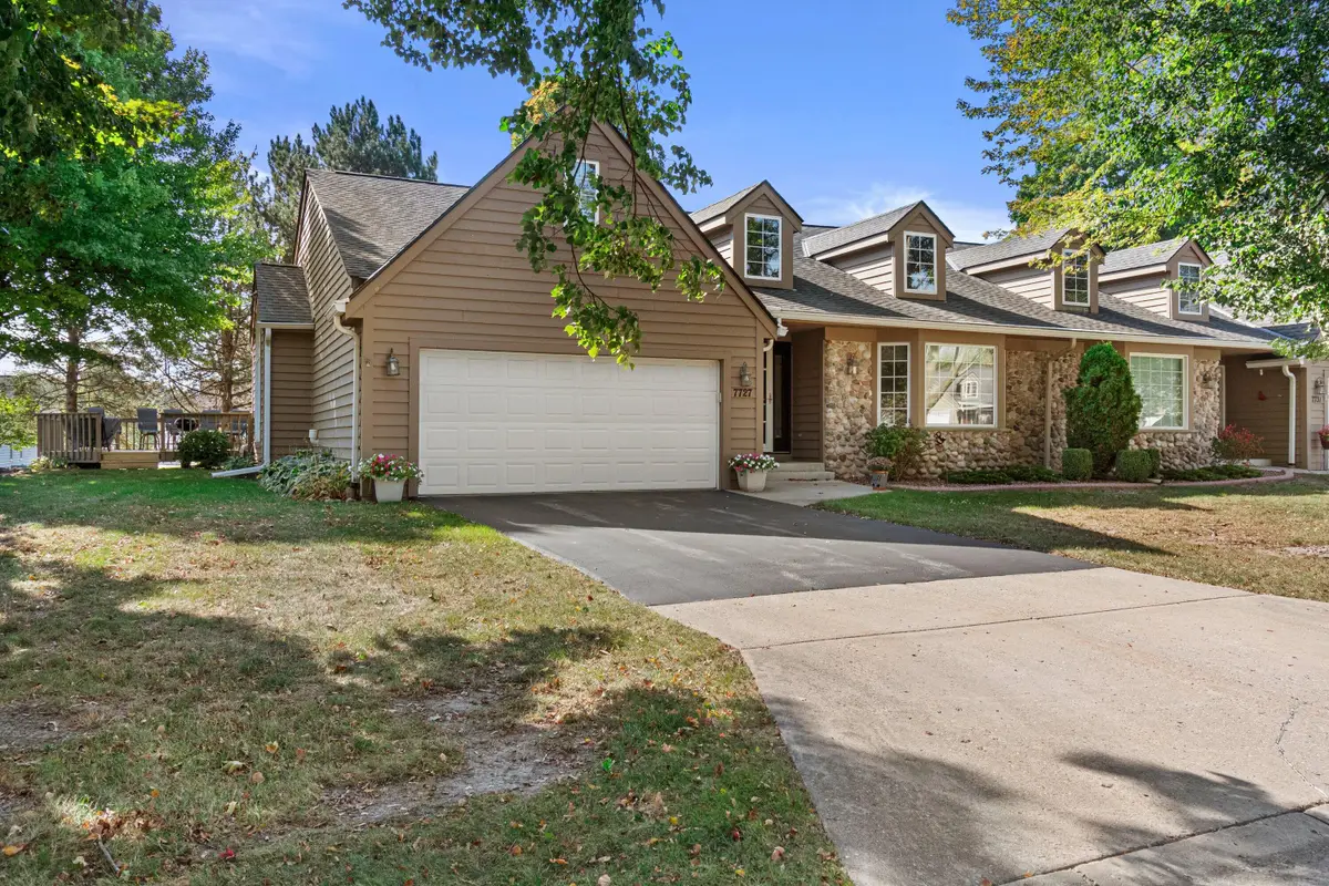 7727 W Maple Ridge Ct, Franklin, WI 53132 - #1