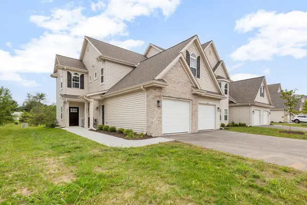 1813 Horseshoe Ln, Slinger, WI 53086