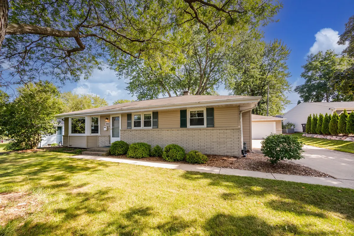 N86W14553 Macarthur Dr, Menomonee Falls, WI 53051 - #1
