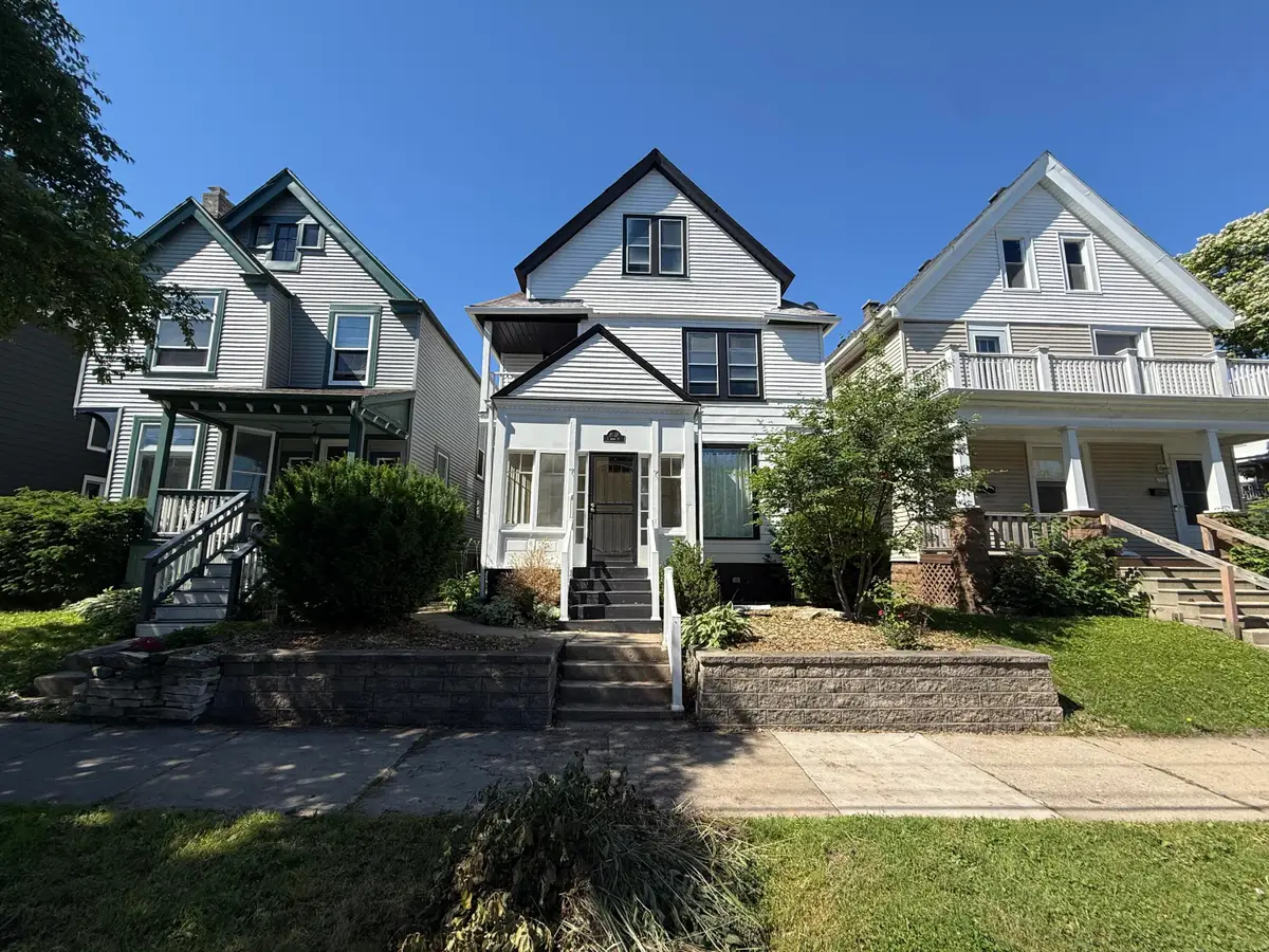 1537 E Irving Pl, Milwaukee, WI 53202 - #1