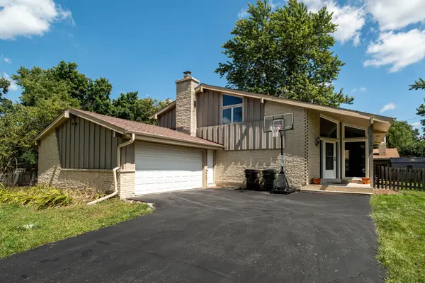 2100 S Woodshire Dr, New Berlin, WI 53151