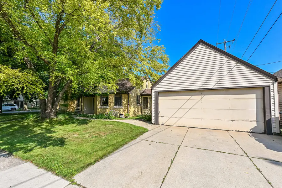 2202 Lefeber Ave, Wauwatosa, WI 53213 - #3