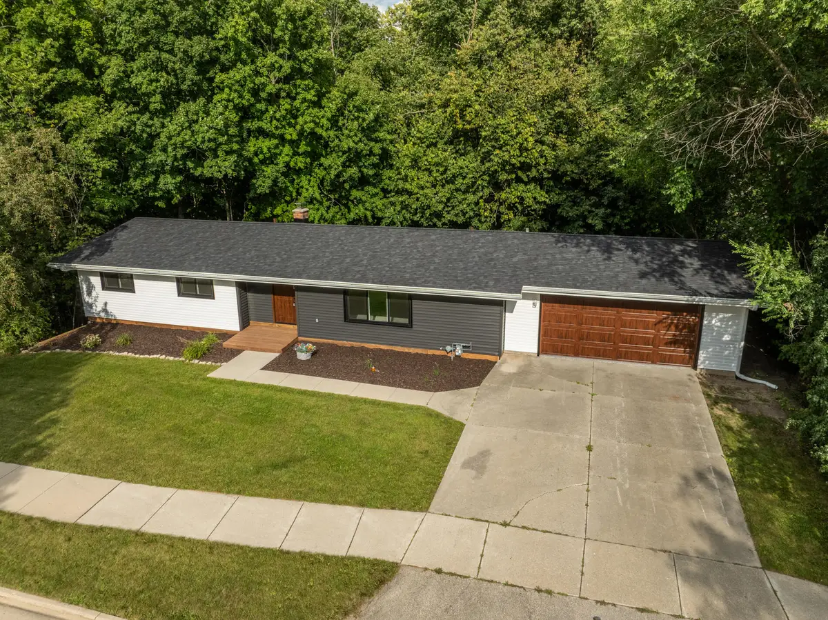 2421 Skyline Dr, West Bend, WI 53090 - #1
