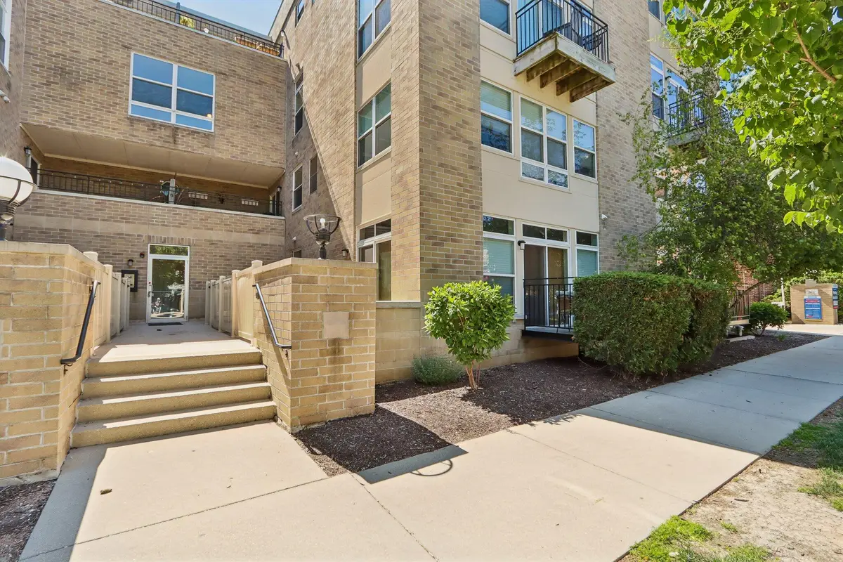1550 N Warren Ave, Milwaukee, WI 53202 - #1