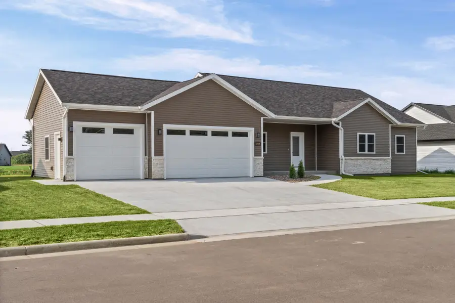 1222 Leo Dr, Holmen, WI 54636 - #2