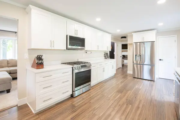 W358N5884 Surrey Dr, Oconomowoc, WI 53066