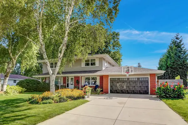 1205 Blue Dahlia Rd, Oconomowoc, WI 53066