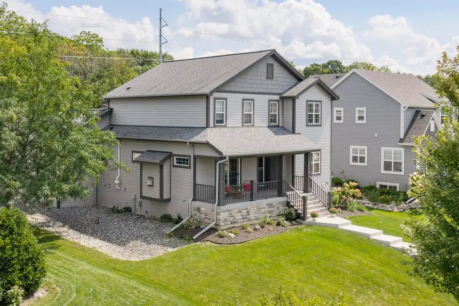 466 Bleeker St, Delafield, WI 53018 - #2