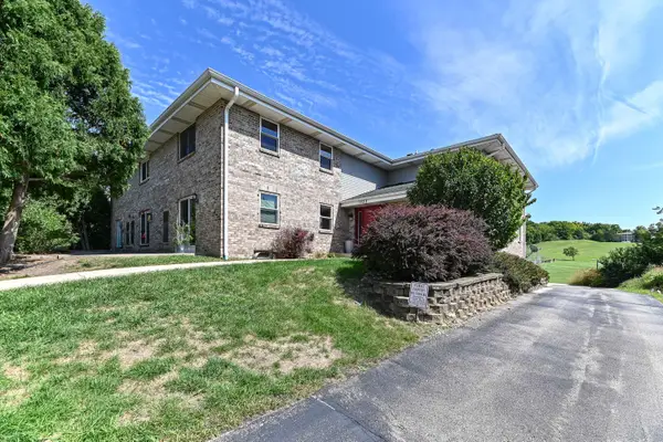1352 Meadowcreek Dr, Pewaukee, WI 53072